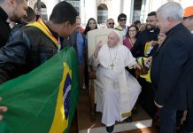 PAPA FRANCISCO RECEBE PEREGRINOS DAS POM DO BRASIL