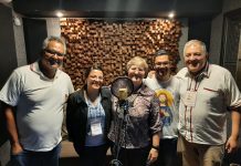 COMPOSITORES APRESENTAM LETRA E MÚSICA QUE ESTÁ ANIMANDO A ASSEMBLEIA REGIONAL DO CONE SUL, EM BRASÍLIA (DF)