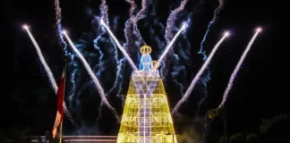 Imagem luminosa de Nossa Senhora é acesa na primeira procissão do Círio de Nazaré