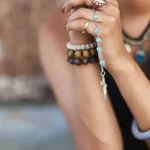 Como não se sentir sozinho(a) ao rezar o Terço