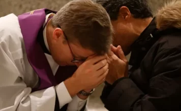 Deus recebe de braços abertos o pecador arrependido