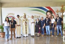 DOM PAULO CEZAR COSTA ENTREGA TROFÉU DOS PRÊMIOS DE COMUNICAÇÃO DA CNBB PARA OS VENCEDORES DA CATEGORIA “APLICATIVOS DA INTERNET”