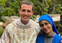 Brasileiro é ordenado padre e sua mãe se torna monja