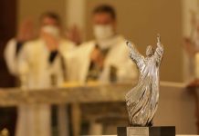 TROFÉU KERIGMA É ENTREGUE AO FINAL DE CELEBRAÇÃO EUCARÍSTICA PRESIDIDA POR DOM LUIZ FERNANDO LISBOA