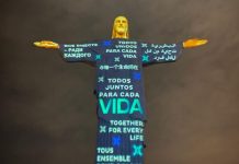 Missa, benção do Papa e projeção no Cristo marcam tributo às vítimas da Covid-19