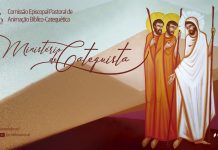 Contar a comunicação fora dos edifícios institucionais foi o tema do encontro de quarta-feira à noite no Festival de Comunicação de Rieti, organizado pelos Paulinos e Paulinas em cooperação com a diocese da cidade italiana e inspirado na mensagem de Francisco para o Dia das Comunicações Sociais. Entre os palestrantes estavam o prefeito do Dicastério para a Comunicação da Santa Sé, Paolo Ruffini, e o diretor de Famiglia Cristiana, padre Stefano Stimamiglio. Michele Raviart – Rieti Como as grandes instituições como o Vaticano ou o Quirinale (Palácio presidencial da Itália) se comunicam? Que espaço existe na informação globalizada e imediatamente disponível a todos para as histórias das pessoas? Como o digital pode ser combinado com o estabelecimento de uma relação com o outro? Estas são algumas das questões que emergiram do encontro “Notícias e não somente, para além e fora dos Palácios. Na escuta do povo, a serviço da Igreja e da sociedade”, evento do Festival da Comunicação Paulinas e Paulinos que se realiza em Rieti, com a colaboração da diocese da cidade. Comunicar a Igreja “Nenhuma instituição comunica si mesma enquanto ‘Palácio'”, explica Paolo Ruffini, prefeito do Dicastério da Santa Sé para a Comunicação. De fato, esta é uma “forma de não comunicar, porque cria um diafragma e isto é ainda mais verdadeiro para a Igreja”. A Igreja, enfatiza Ruffini, “não é um edifício, mas uma comunidade onde cada um tem sua própria vocação, seu próprio carisma” e sua comunicação; “mais do que em qualquer outro lugar” é a própria relação de ser irmãos uns dos outros, de ser membros uns dos outros”. A comunicação que funciona melhor “é aquela que é capaz de construir verdadeiras relações entre irmãos, unidos na fé e que, através de seu amor mútuo e sua capacidade de dar testemunho da fé, comunicam a beleza da fé com uma leitura sapiencial das coisas que acontecem”. Relacionamento e testemunho Neste sentido, a tarefa da comunicação da Santa Sé, explica ainda Ruffini em seu discurso, “não é fazer marketing ou publicidade, mas dar testemunho e construir uma rede entre a Igreja de Roma e as Igrejas ao redor do mundo com todos os instrumentos”. Um serviço, reitera, “baseado mais em relacionamentos do que em informações”, que paradoxalmente “é o que menos falta”, enquanto há necessidade de interpretação e testemunho direto. O que ajuda é o fato de que a comunicação deve ser tão verdadeira e autêntica quanto possível, como explicou também o diretor do escritório de imprensa da Presidência da República italiana, Giovanni Grasso, em conexão de Roma. “Tudo sobre o Presidente Mattarella durante suas reuniões é ao vivo”, enfatizou Grasso, com a parte ‘humana’ muitas vezes preferida à mais oficial. Escutar o outro A guiar o encontro, assim como todo o festival, que terminará no domingo 29 de maio, está a mensagem do Papa Francisco para o 56º Dia das Comunicações. “Ouvir com o ouvido do coração” é o tema deste ano, que enfatiza que a escuta é um dos fundamentos do bom jornalismo. “A escuta”, enfatiza Ruffini, “também inclui o silêncio. Parece um paradoxo, mas na escuta, constrói-se uma relação. No encontro com o outro é construída uma relação”. “Pela fé”, recorda, “sabemos que no outro há o Senhor”. Nesta capacidade de escutar um ao outro, de ficar em silêncio, de não perseguir o barulho das palavras ditas sem sequer pensar nelas, há a capacidade de construir uma relação que é em si mesma a beleza da comunicação”. O digital e o encontro Um encontro com o outro que, na era digital, encontrou novas formas de se realizar. “O digital não deve ser demonizado, mas vivido”, enfatizou dom Domenico Pompili, bispo de Rieti, que explicou, neste sentido, como as paróquias são uma espécie de “contracampo para a comunicação virtual” e um dos poucos lugares onde as pessoas podem se reunir “em presença”. Um aspecto do encontro no jornalismo também é dado pela “Famiglia Cristiana”, à qual este evento foi dedicado e que há alguns meses comemorou seus primeiros 90 anos. Na revista semanal desejada pelo Beato Giacomo Alberione é dado amplo espaço às histórias pessoais. “Dentro de uma história nós todos nos reconhecemos de alguma forma”, explica o recém-nomeado editor padre Stefano Stimamiglio, “nós refletimos e aprendemos”. “Especialmente para uma semana e ainda mais hoje na época da era digital, da contemporaneidade e da globalização das notícias”, sublinha, “a narrativa do espaço de reflexão das pessoas com respeito à sua história e à sociedade em que vivem torna-se fundamental”.