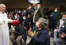Papa faz visita surpresa aos pobres que recebem no Vaticano 2ª dose anti-Covid