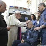 Papa crisma jovem doente na Praça S. Pedro