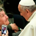 O presente do Papa Francisco que surpreendeu um casal de idosos