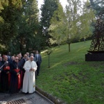 Papa abençoa monumento a Nossa Senhora Aparecida e reza pelo Brasil