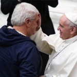 Um cristão nunca responde a uma ofensa com um “vai me pagar”, disse o Papa Francisco